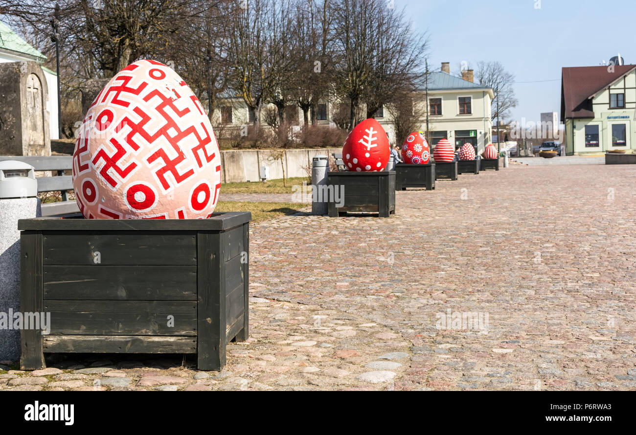 Stadtzentrum Dekoration mit großen rot lackiert Ostereier in der österlichen Zeit im Jahr 2018. Am nächsten Ei ist dekoriert mit Stockfoto