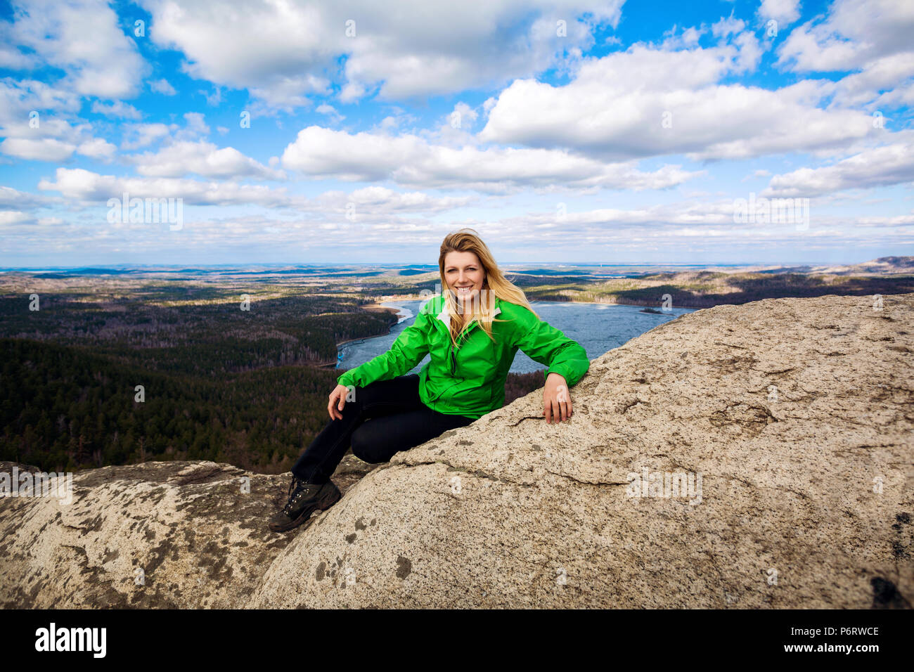 Junge Frau auf der Klippe posieren. Stockfoto