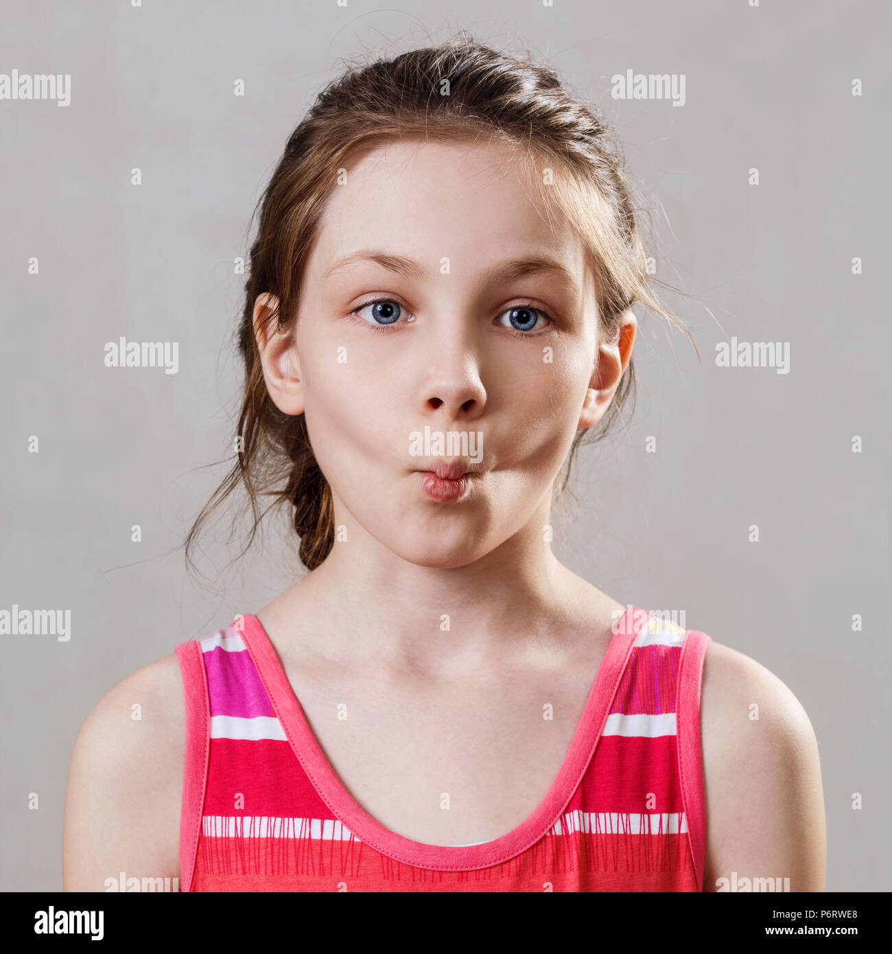 Portrait von kleinen Mädchen mit lustigen Fisch Ausdruck. Stockfoto