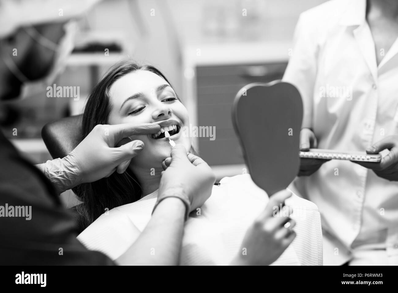 Des Patienten Zähne Schatten mit Proben für die Behandlung bleichen. Stockfoto