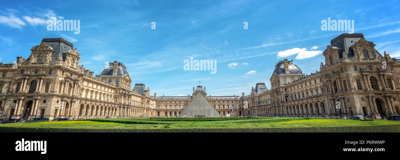 Blick auf den Innenhof des Louvre mit den historischen Gebäuden und die moderne Pyramide, Paris Frankreich Stockfoto