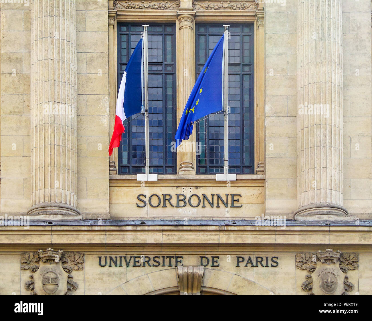 Die Sorbonne, universite de Paris (Bedeutung der Pariser Universität), an der Wand mit den französischen und europäischen Flaggen geschrieben Stockfoto