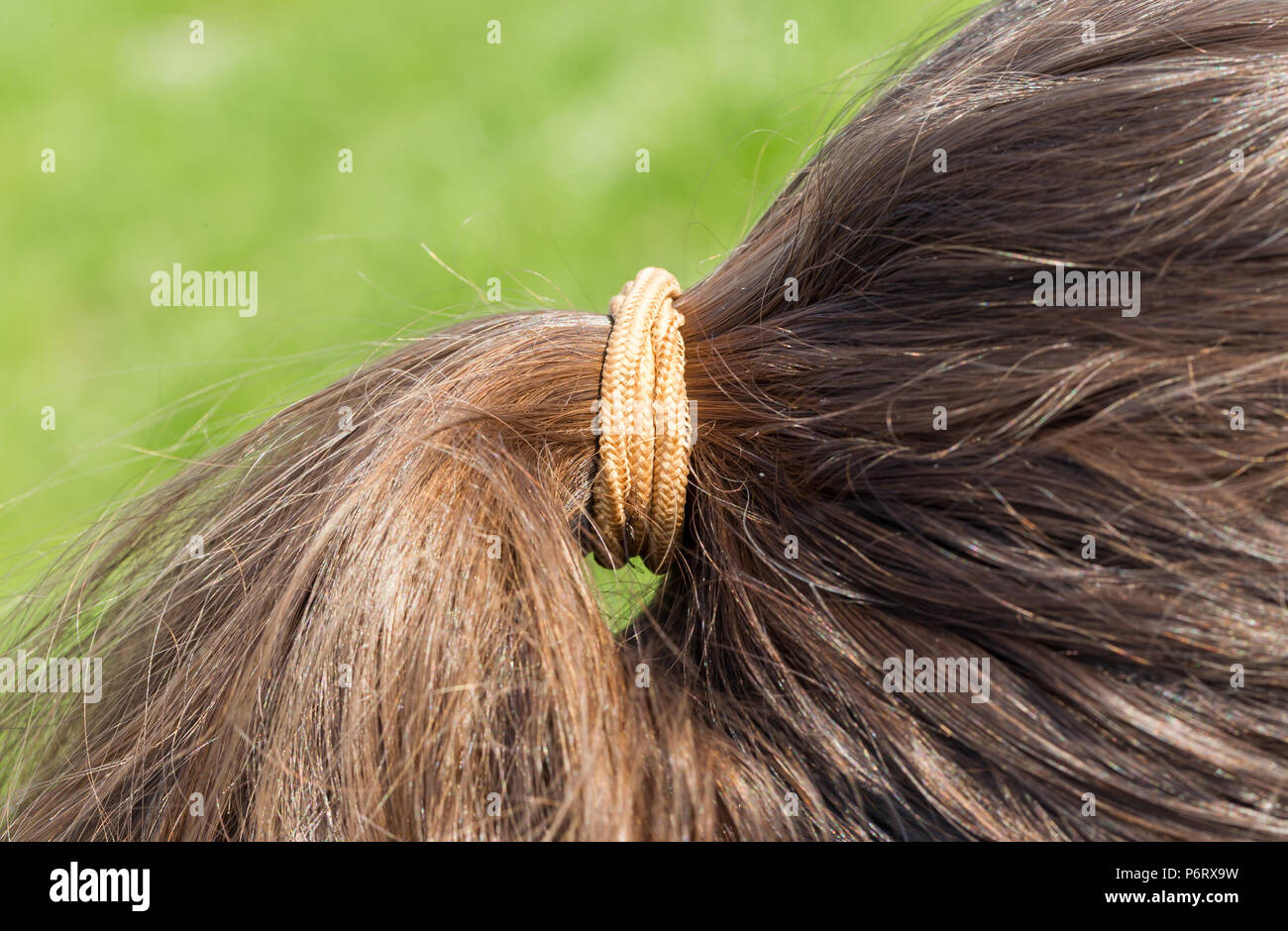 Gelbe Haare band, einen Schwanz-braunhaarige Frau Stockfoto