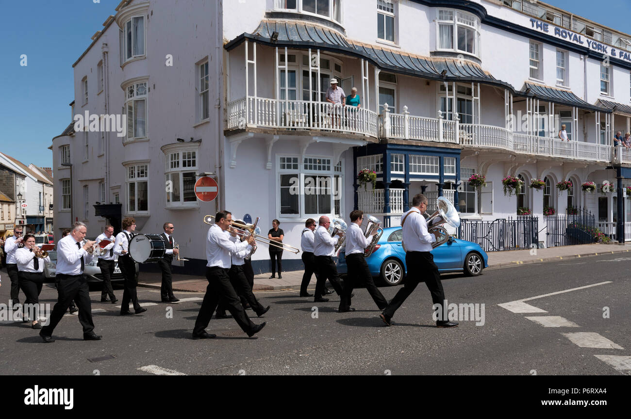 Honiton, Devon, England, UK. Sidmouth Stadt Band marschieren und Spielen auf der Strandpromenade in diesem englischen Seebad. Stockfoto