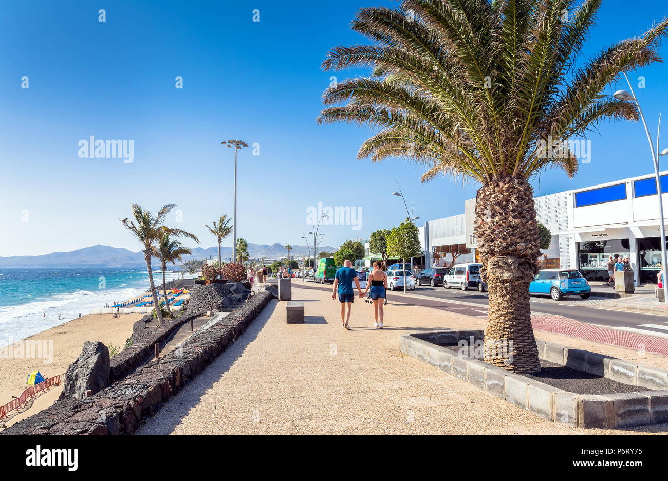 Puerto del Carmen, Spanien - 29. Dezember 2016: die Avenida de las Playas street view mit Touristen in Puerto del Carmen, Spanien. Avenida de las Playas ist 7. Stockfoto