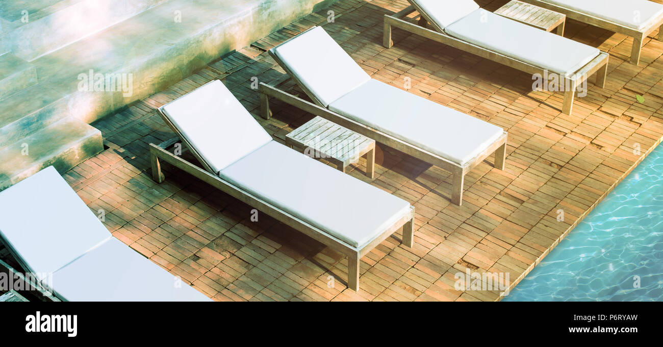Leeren weißen Liegestühlen Mockup in der Nähe von Schwimmbad in der Nähe der Luxushotels. Lounge mock up für die Sommerferien. Sonnenliegen zum Sonnenbaden im Inn Vorlage. Stockfoto
