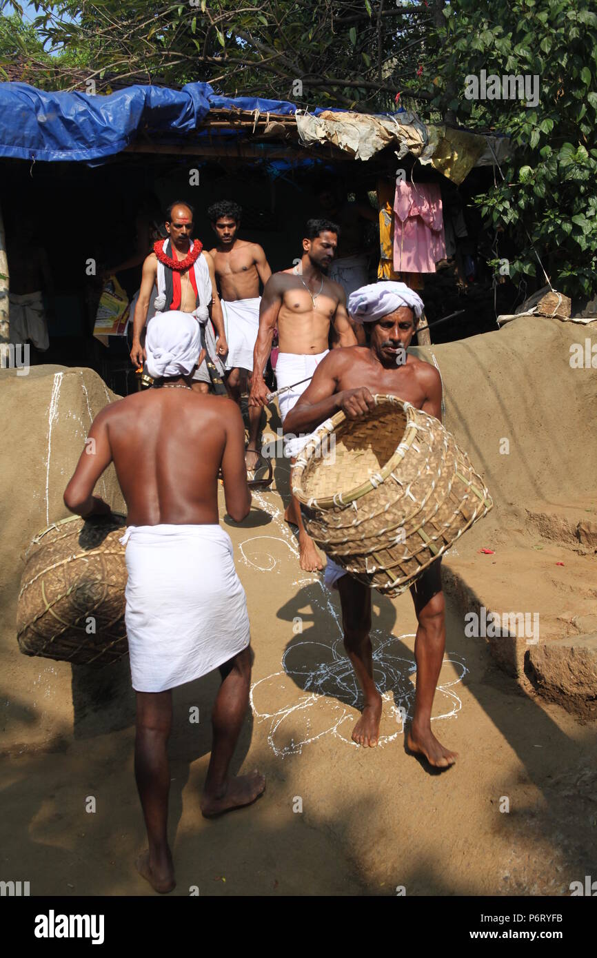 Parayeduppu in Verbindung mit machad mamangam, wo ilayad, Vertreter der Göttin bhagavathi auf den Schultern von edupanmar, Devotees visits zu segnen. Stockfoto