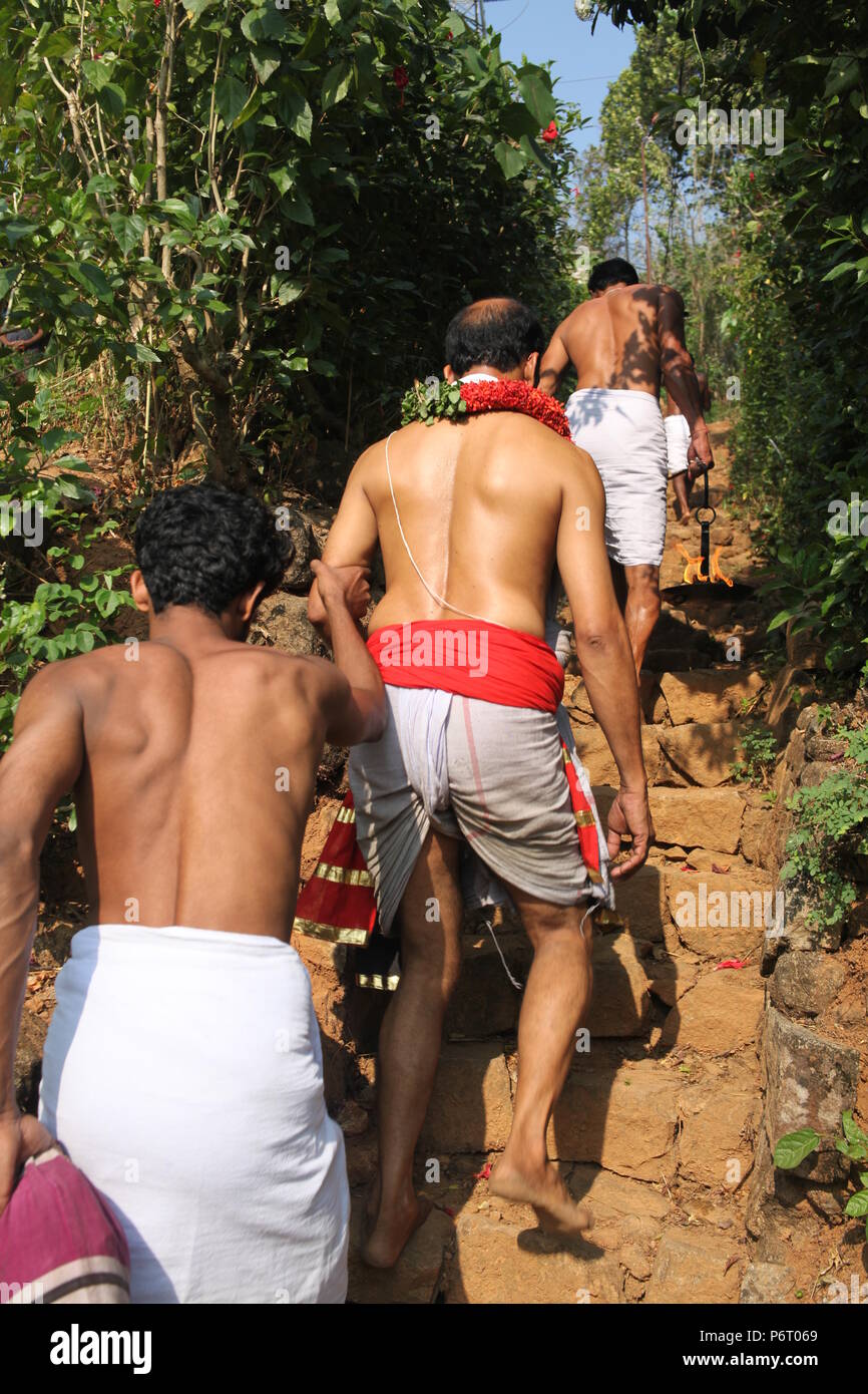 Parayeduppu in Verbindung mit machad mamangam, wo ilayad, Vertreter der Göttin bhagavathi auf den Schultern von edupanmar, Devotees visits zu segnen. Stockfoto