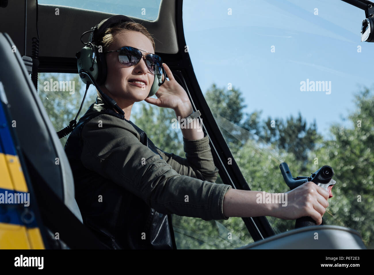 Nahaufnahme von einem hübschen weiblichen Pilot im Hubschrauber posiert Stockfoto