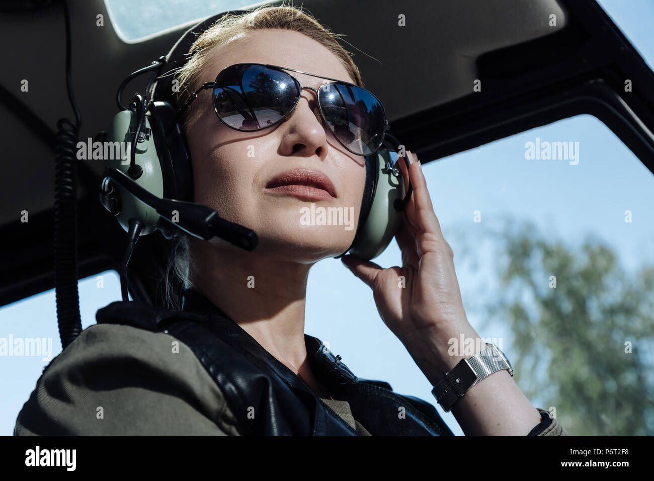 In der Nähe von einem schönen weiblichen Hubschrauberpilot Stockfoto