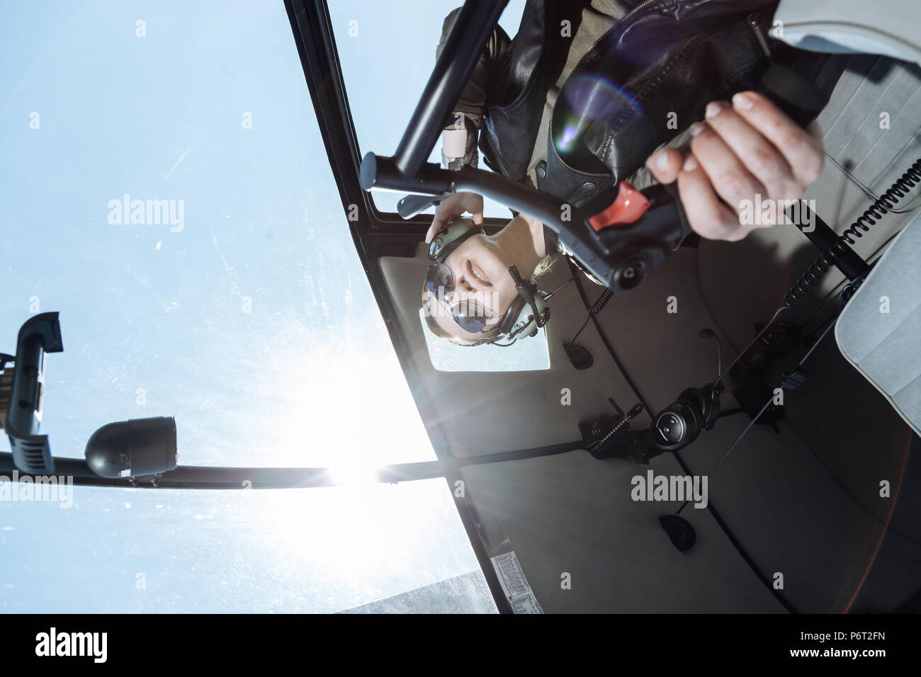 Erfahrene Pilotin, eine Schleife Stockfoto