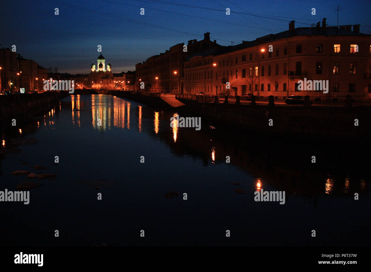 Lichter der Kirche St. Isidor und Nicholas auf der Griboyedov Kanal in St. Petersburg, Russland widerspiegelt, während der Nacht Stockfoto