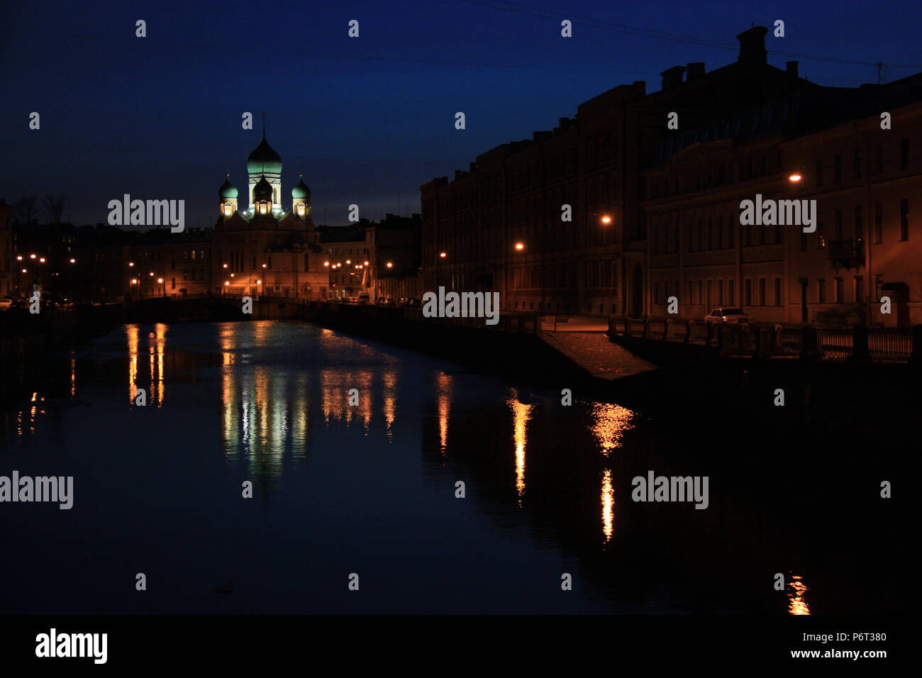 Lichter der Kirche St. Isidor und Nicholas auf der Griboyedov Kanal in St. Petersburg, Russland widerspiegelt, während der Nacht Stockfoto