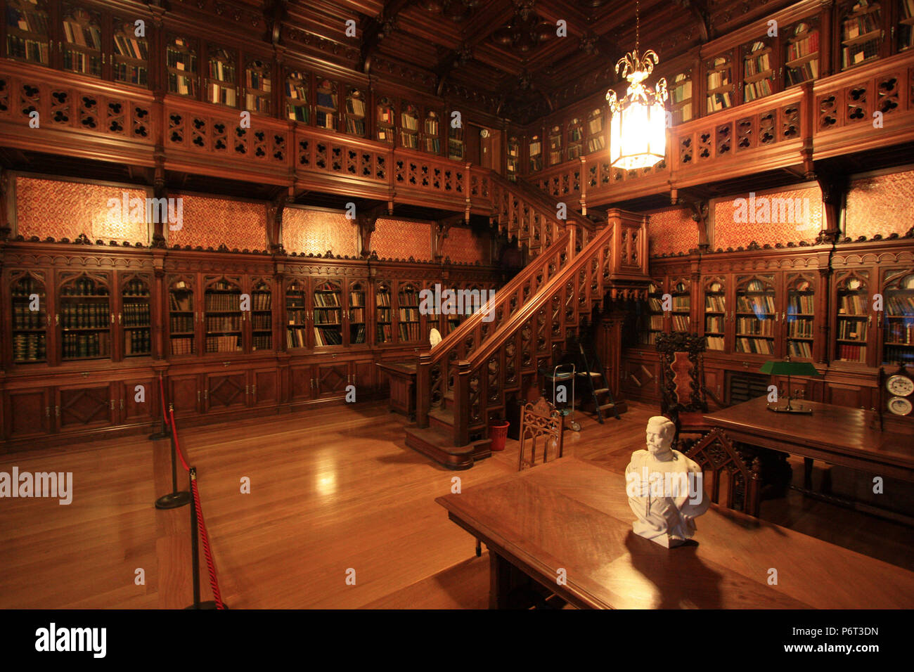 Interieur aus Holz der Bibliothek des Zaren Nikolaus II. in der Eremitage in St. Petersburg, Russland Stockfoto