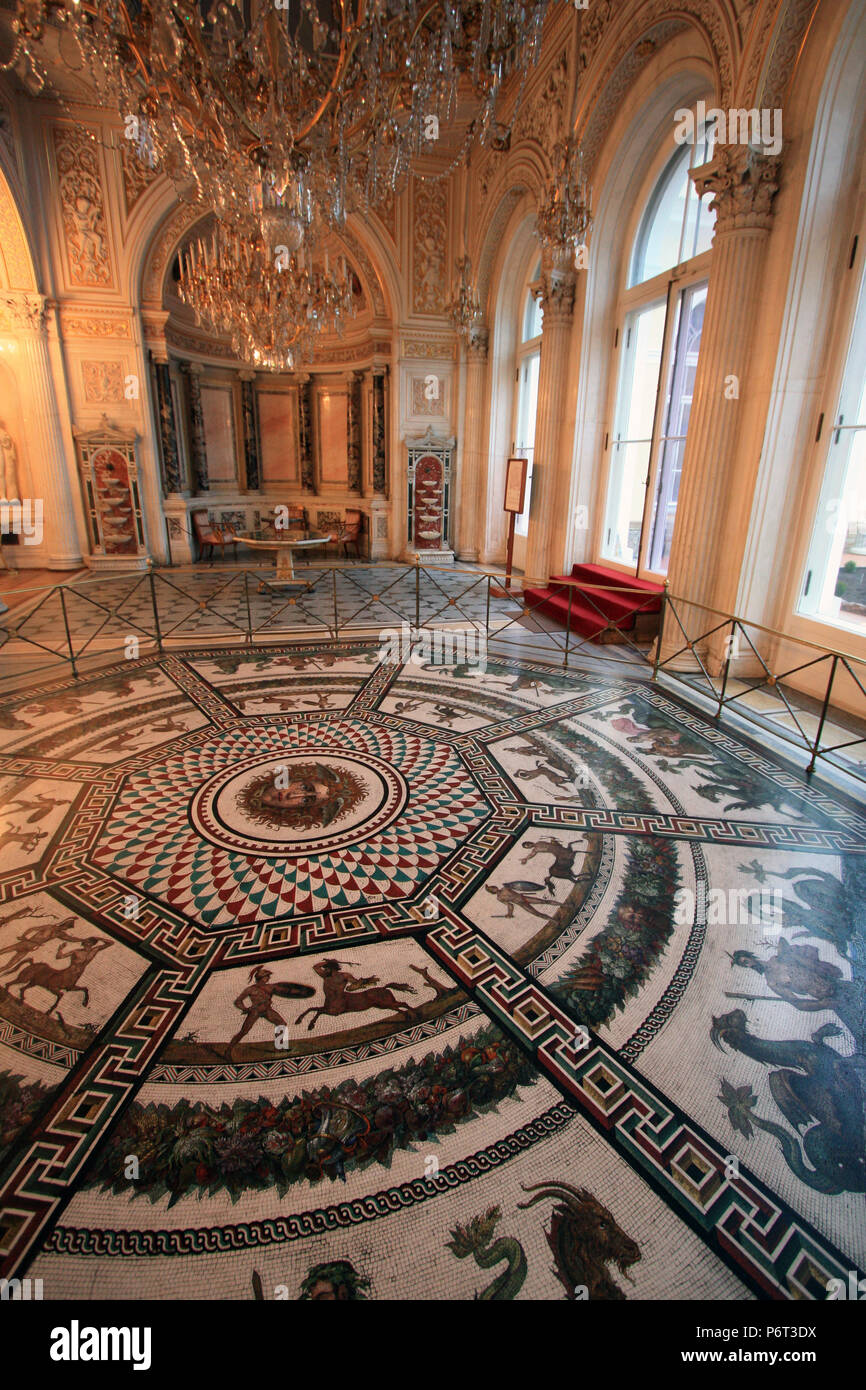 Mosaik auf dem Boden des Pavillons Halle an der Eremitage in St. Petersburg, Russland, Darstellung von Medusa und andere mythologische Kreaturen Stockfoto