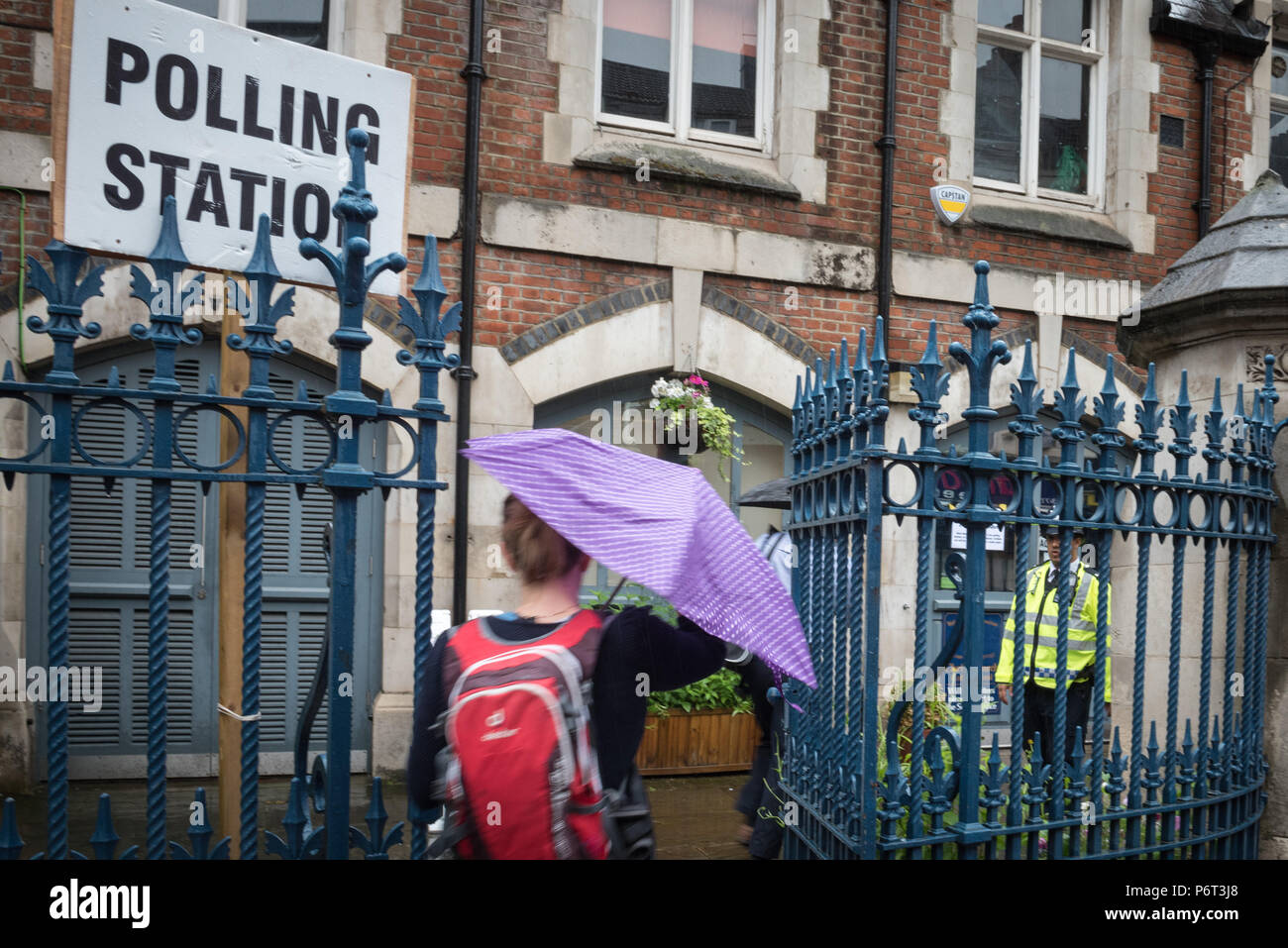 Christus Kirche CofE Grundschule, 47A Brick Lane, London, Großbritannien. 23. Juni 2016. Wähler trotzen dem regen ihre EU-Volksabstimmung an der Christus C zu werfen Stockfoto