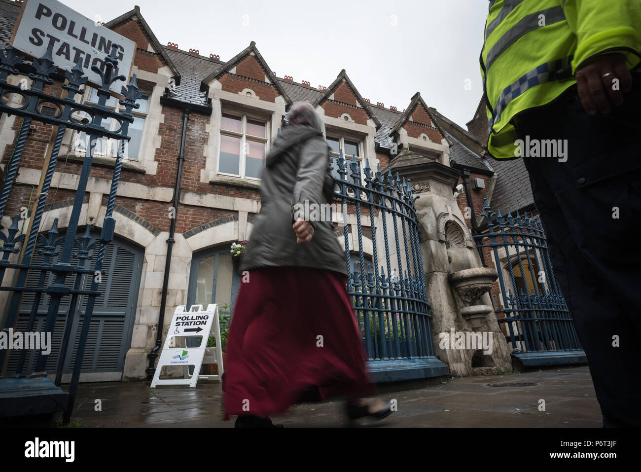Christus Kirche CofE Grundschule, 47A Brick Lane, London, Großbritannien. 23. Juni 2016. Wähler trotzen dem regen ihre EU-Volksabstimmung an der Christus C zu werfen Stockfoto