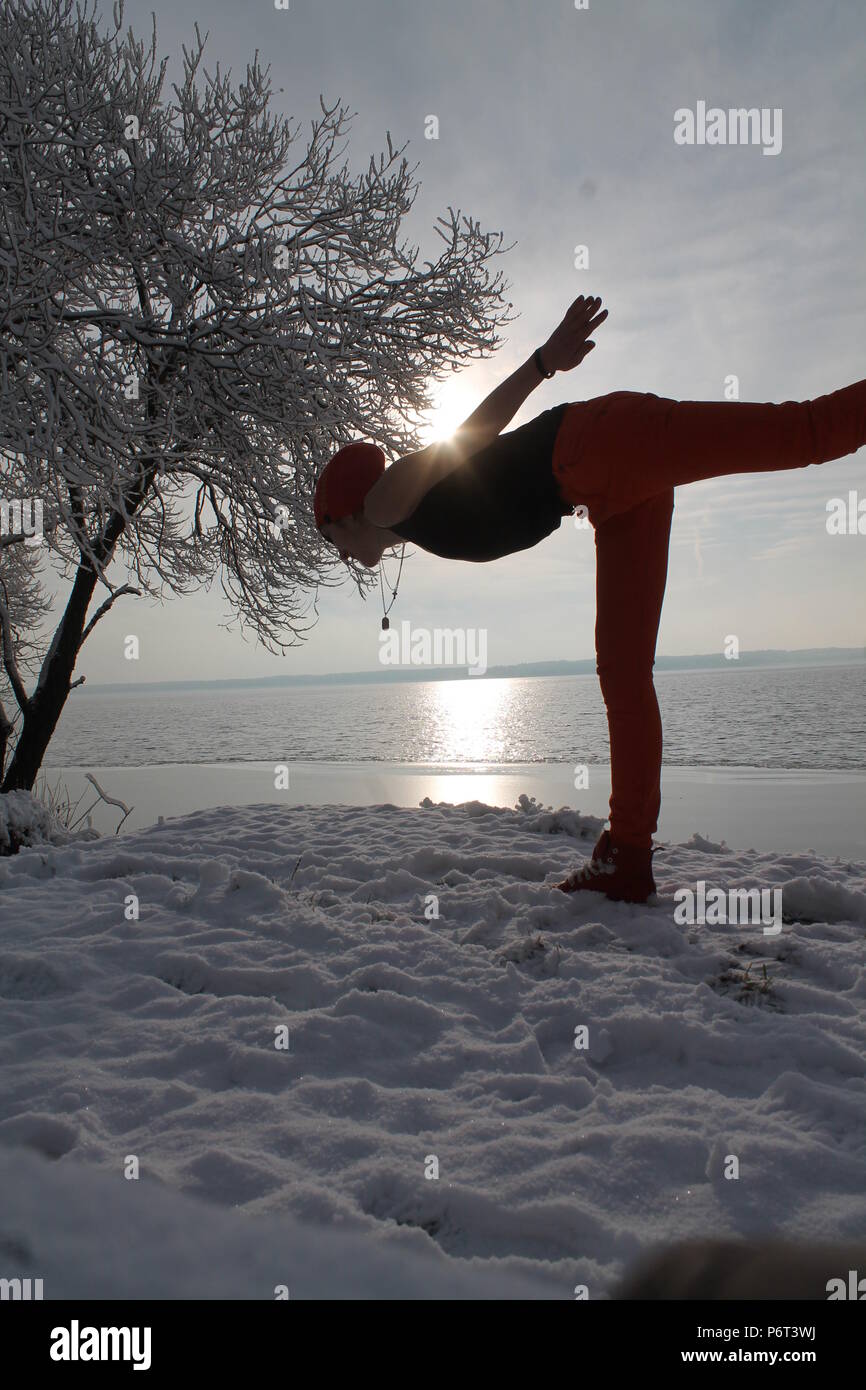 Schöne flexible aktive frau yoga auf der Natur Stockfoto