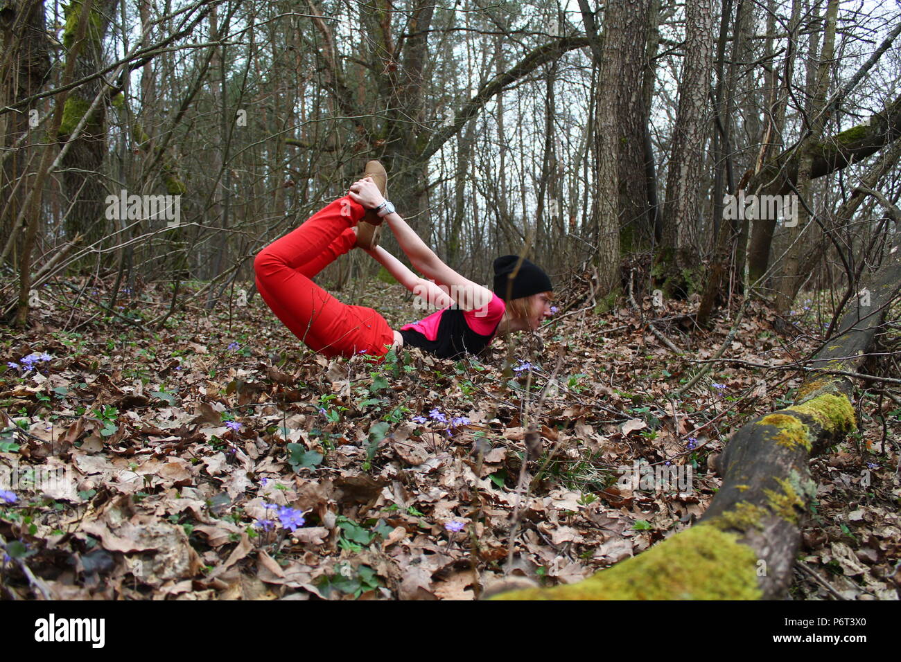 Schöne flexible aktive frau yoga auf der Natur Stockfoto