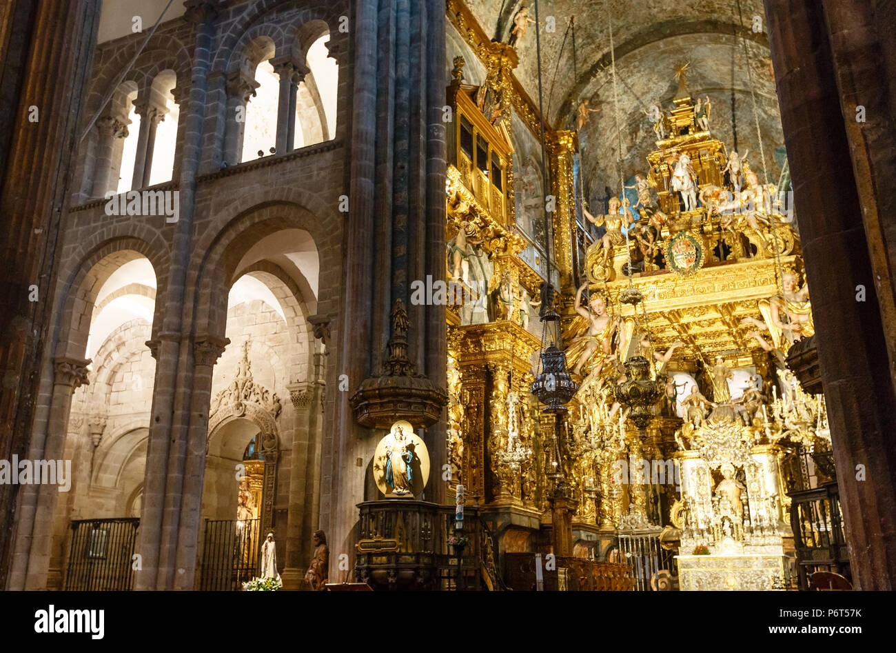 Santiago de Compostela, Spanien - 14. MAI 2016: Kathedrale Kirche innen innen Decke anzeigen. Gebäude im 12-18 Jahrhundert. Stockfoto