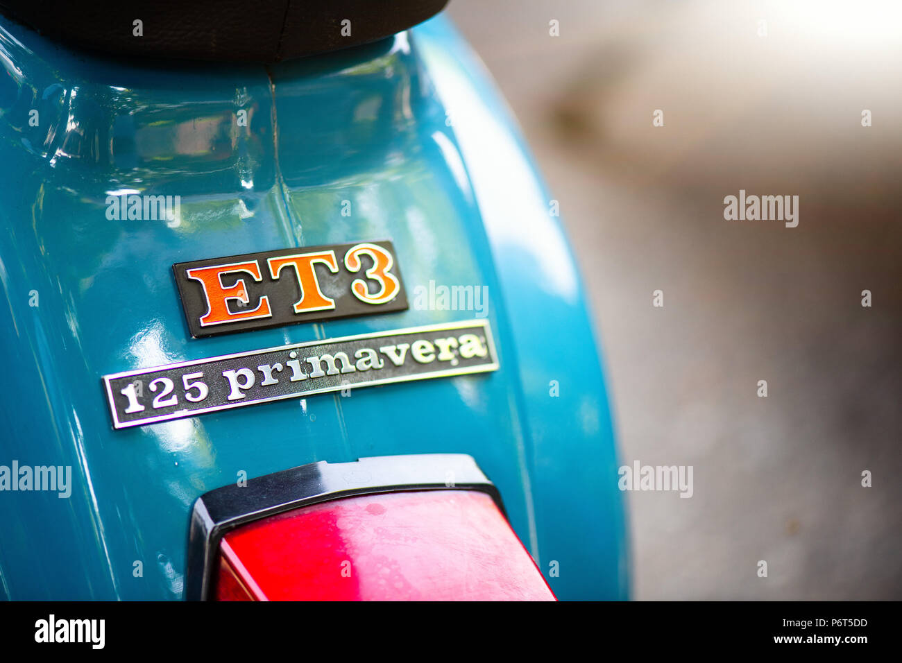 San Pellegrino Terme, Italien, 1. Juli 2018: "Vespa" Motorrad treffen. Detail der Vespa logo ET 3 125 Primavera Stockfoto