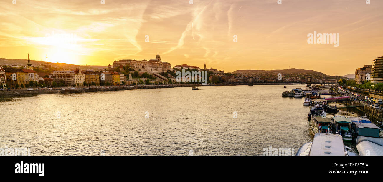Auf der Budaer Seite von Budapest und die Budaer Burg von der Donau bei Sonnenuntergang Stockfoto