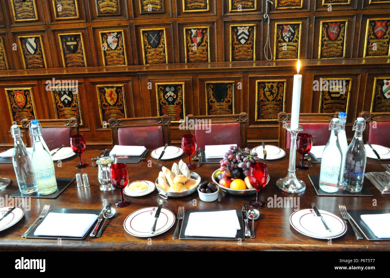 Hohe Tisch in Middle Temple Hall, London, Großbritannien. Stockfoto