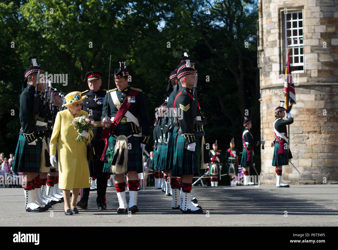 Königin Elizabeth II erhält die Schlüssel von Edinburghs Lord Provost Frank Ross während der Zeremonie der Schlüssel auf dem Palace of Holyroodhouse in Edinburgh. Stockfoto