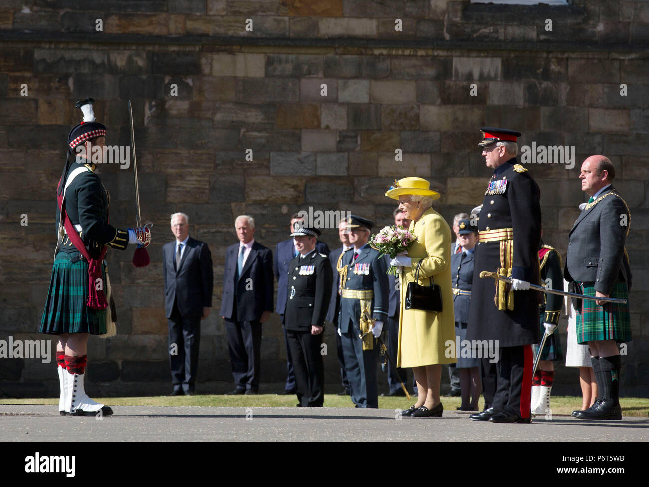 Königin Elizabeth II erhält die Schlüssel von Edinburghs Lord Provost Frank Ross während der Zeremonie der Schlüssel auf dem Palace of Holyroodhouse in Edinburgh. Stockfoto