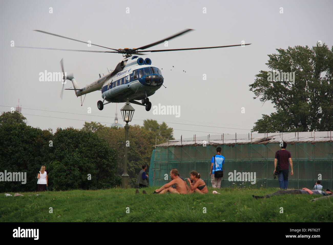 Baltic Airlines Mil Mi-8 Helikopter Landung neben der Peter und Paul Festung in St. Petersburg, Russland Stockfoto