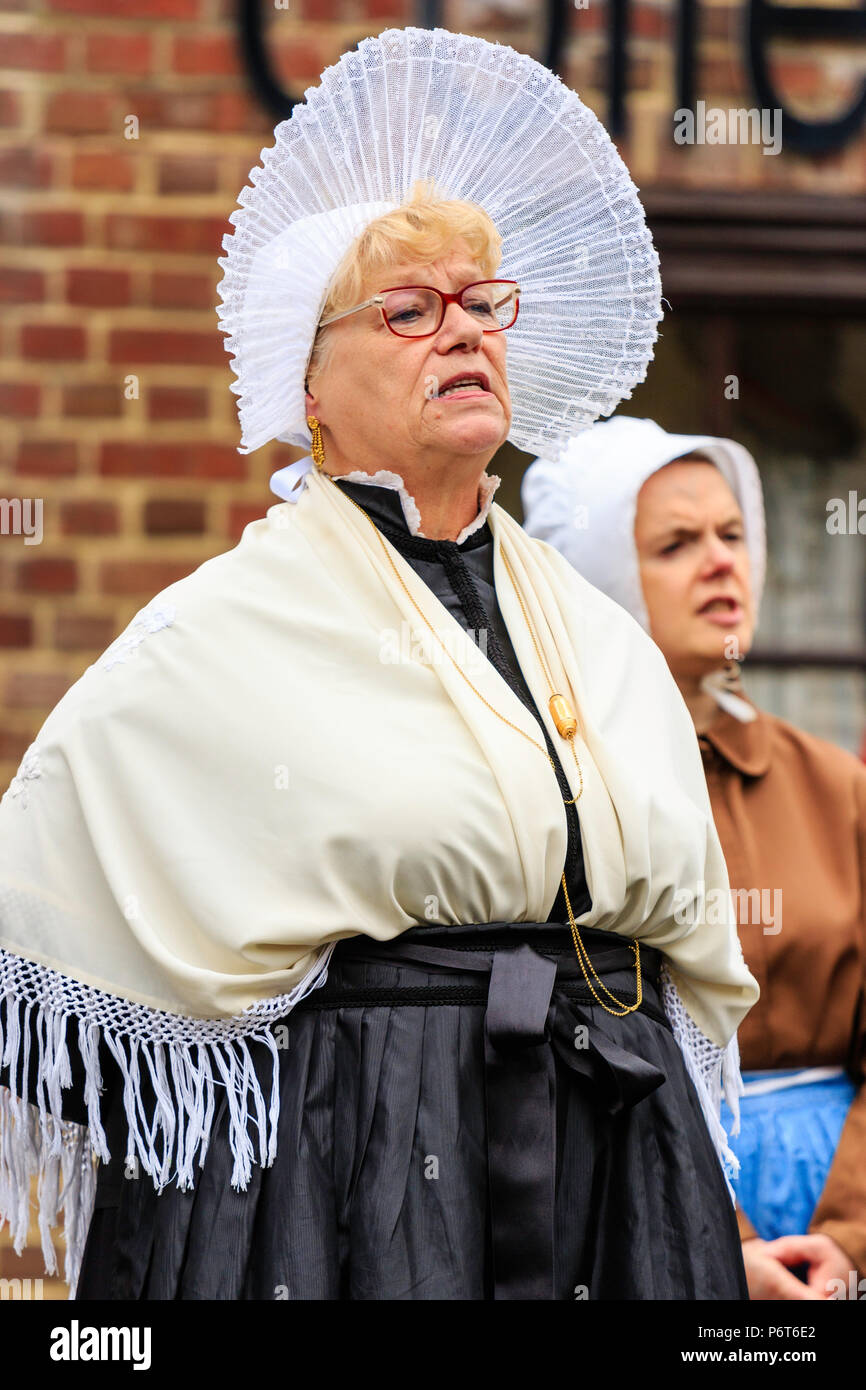 Reife Frau von Les Soleils Boulonnais Living History Group, das Tragen der traditionellen Französischen matelote Kostüm mit deaddress mit Spitze Rüschen und Schal. Stockfoto