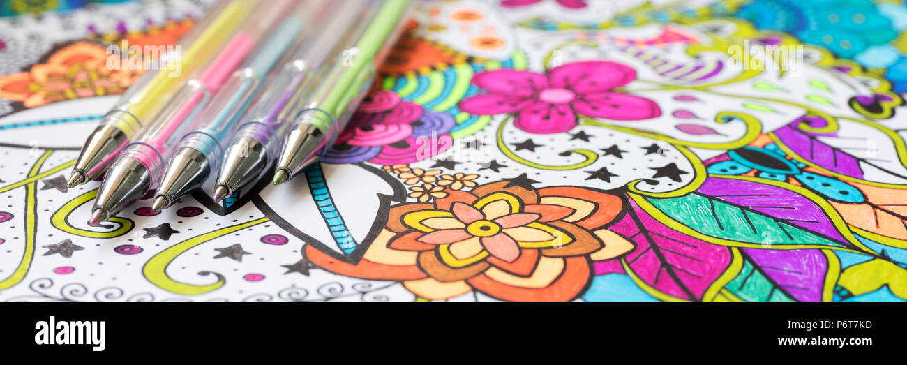 Nach Malbuch, neue Spannungsarmglühen Trend. Kunsttherapie, psychische Gesundheit, Kreativität und Achtsamkeit Konzept. Web Banner, Panoramablick auf die Nahaufnahme. Stockfoto