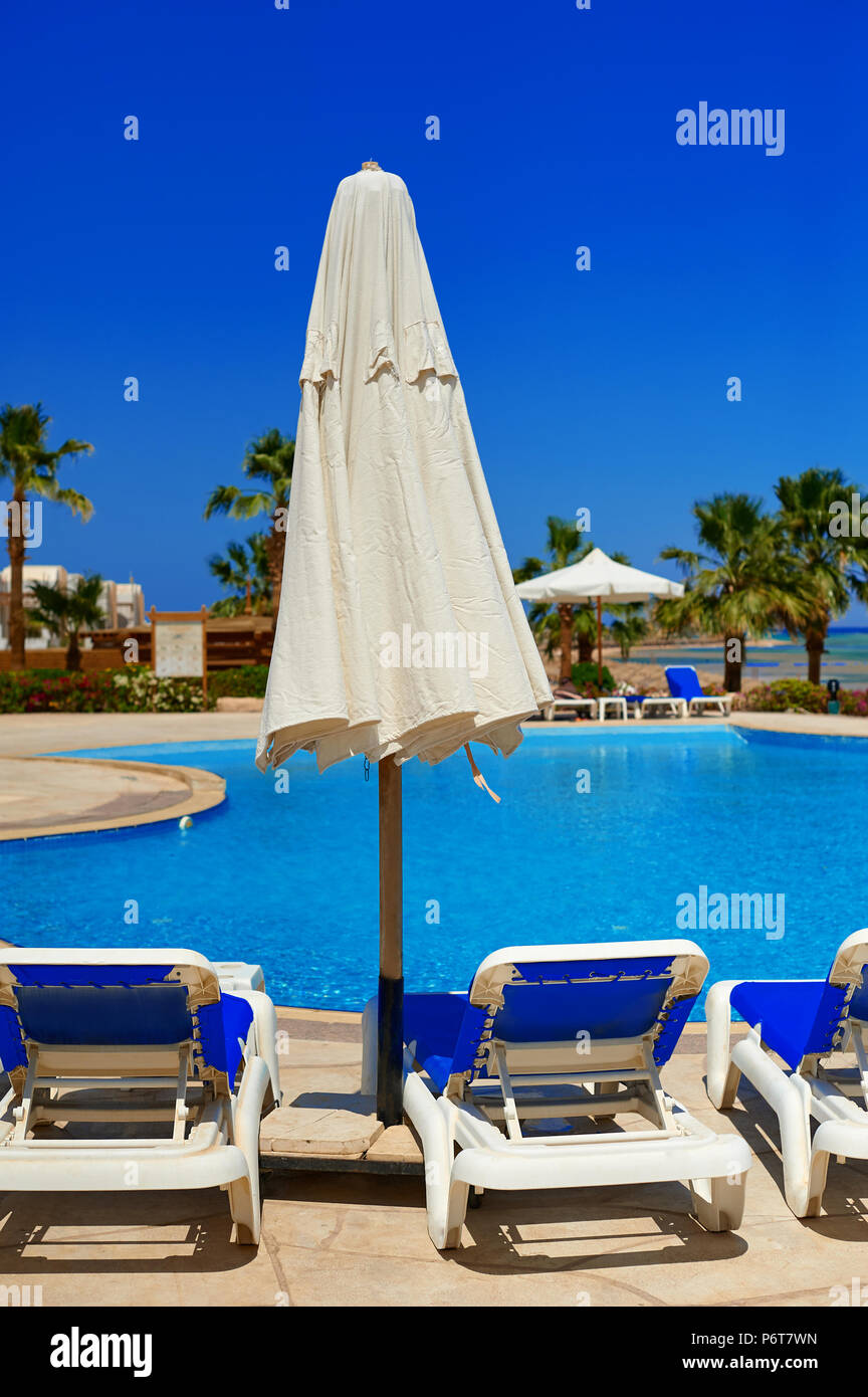 Liegen am Pool auf einem hellen sonnigen Sommertag im Hotel Stockfoto