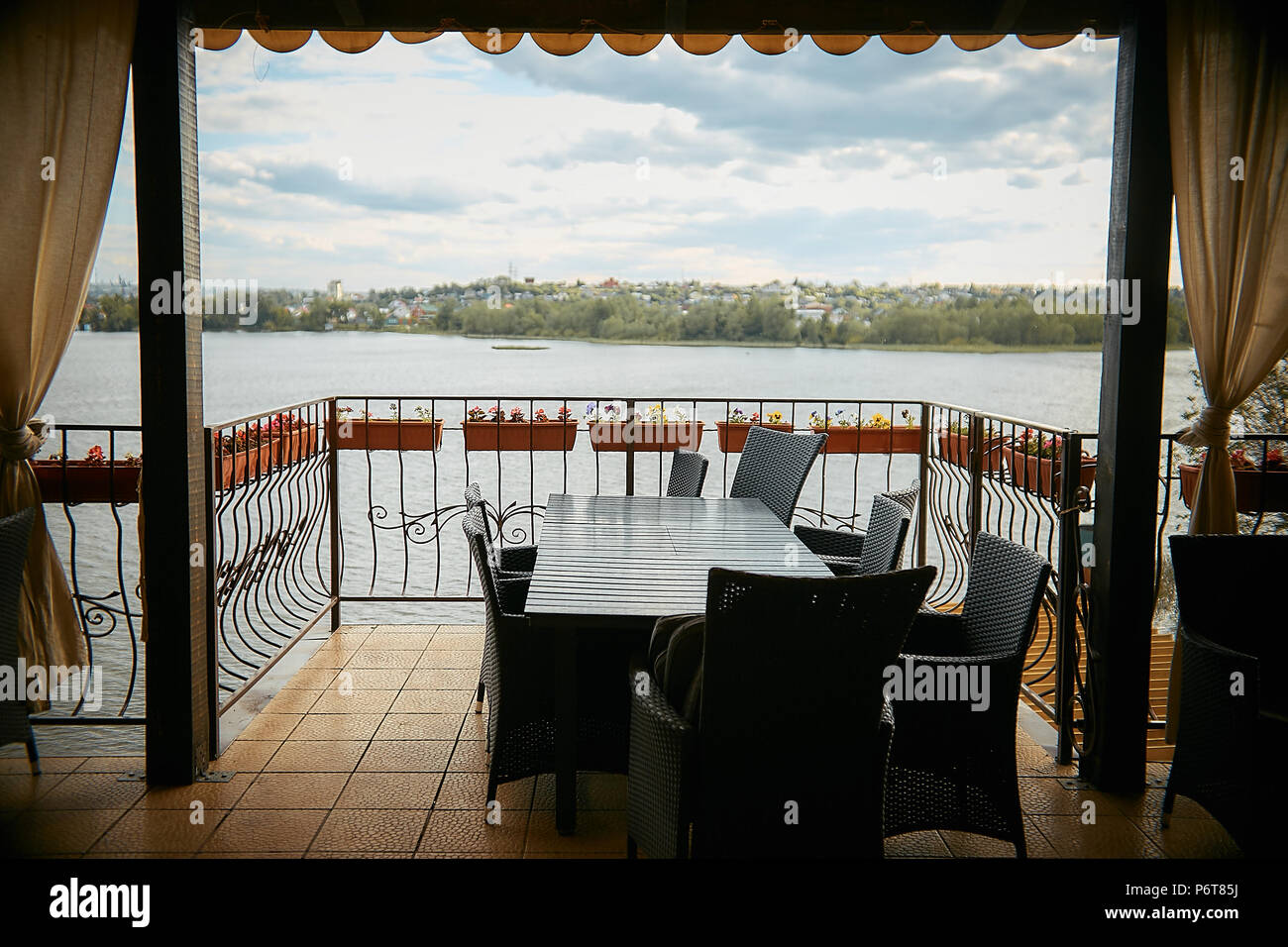 Offene Terrasse in einem leeren Sommer Cafe mit Blick auf den Fluss Stockfoto