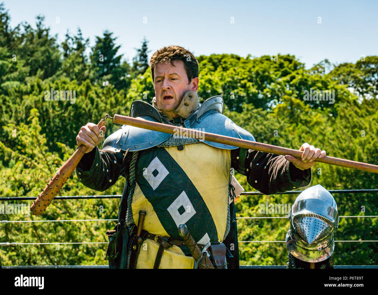Andrew Spratt in mittelalterlichen Kostümen und Knight's Helm mit einem dreschflegel, Sommer Unterhaltung, dirleton Castle, East Lothian, Schottland, Großbritannien Stockfoto