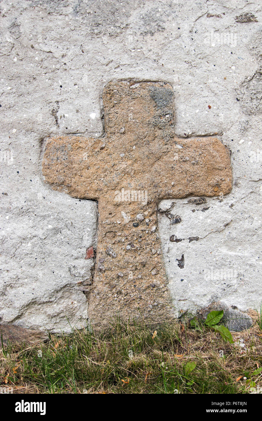 Alte Vermittlung Kreuz in die Wand eingemauert Stockfoto