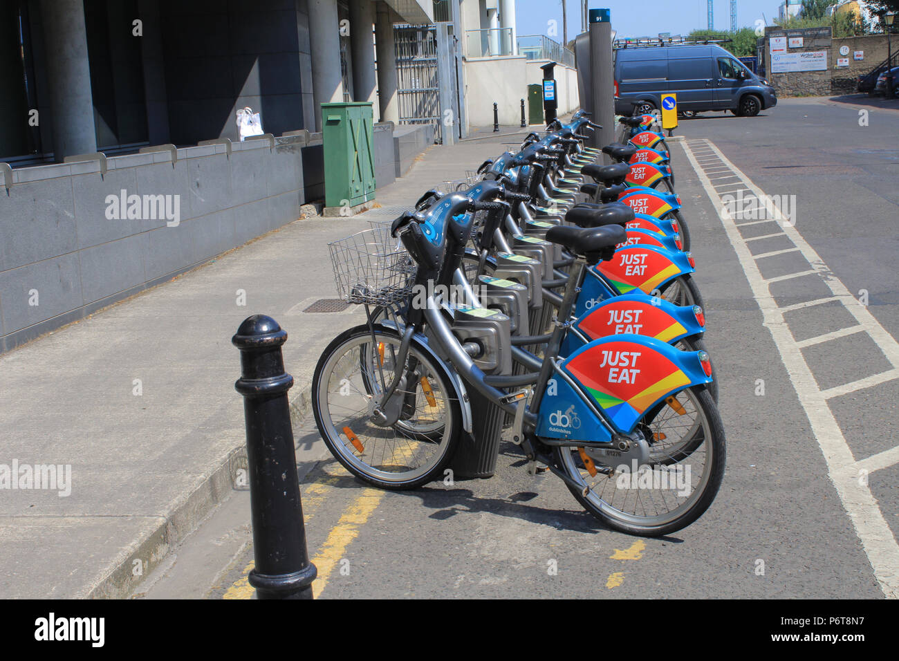 Eine Reihe von Fahrräder zu mieten in Dublin Fahrradverleih. Stockfoto