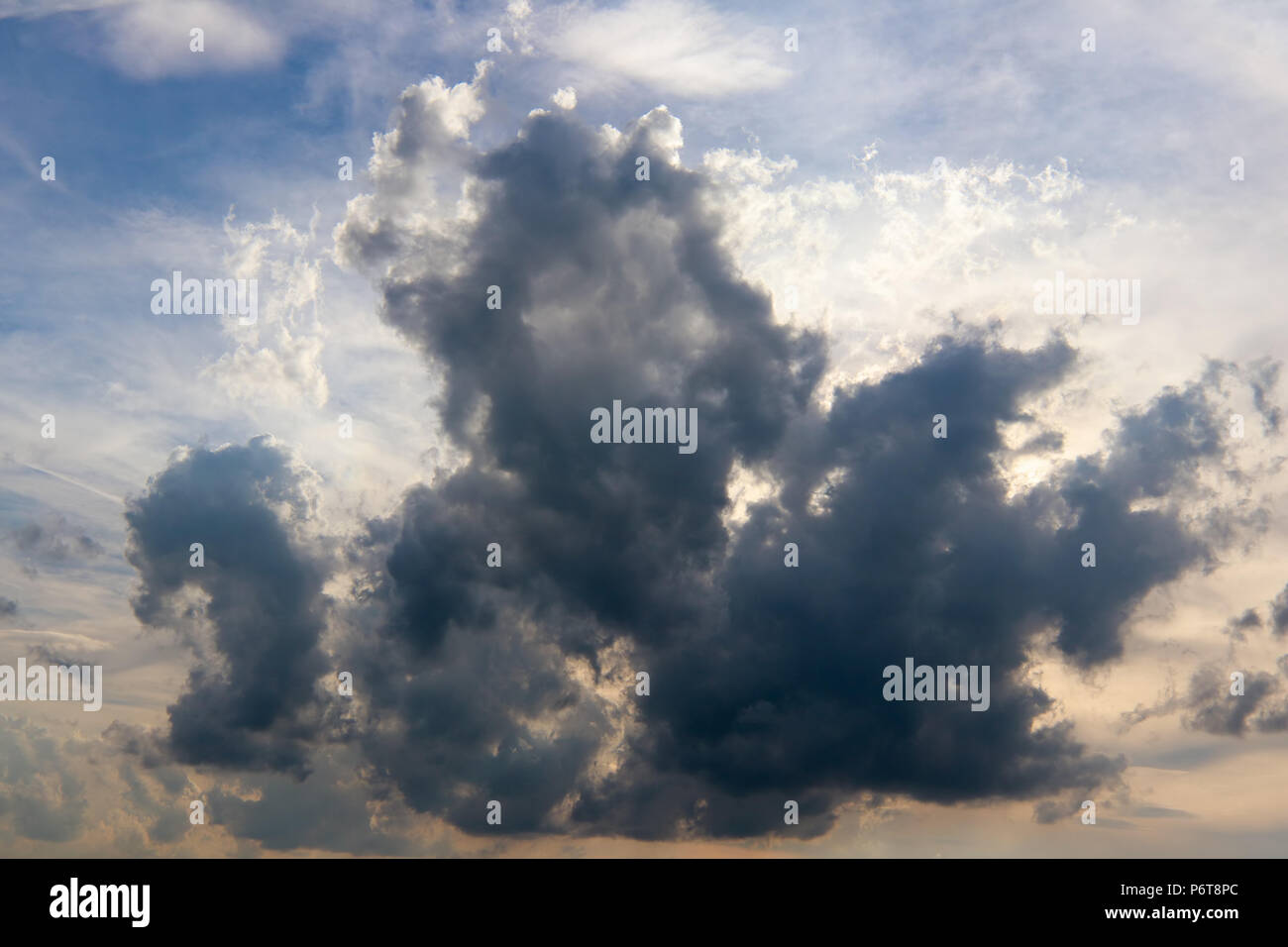 Große dunkle Wolke auf dein Himmel Stockfoto