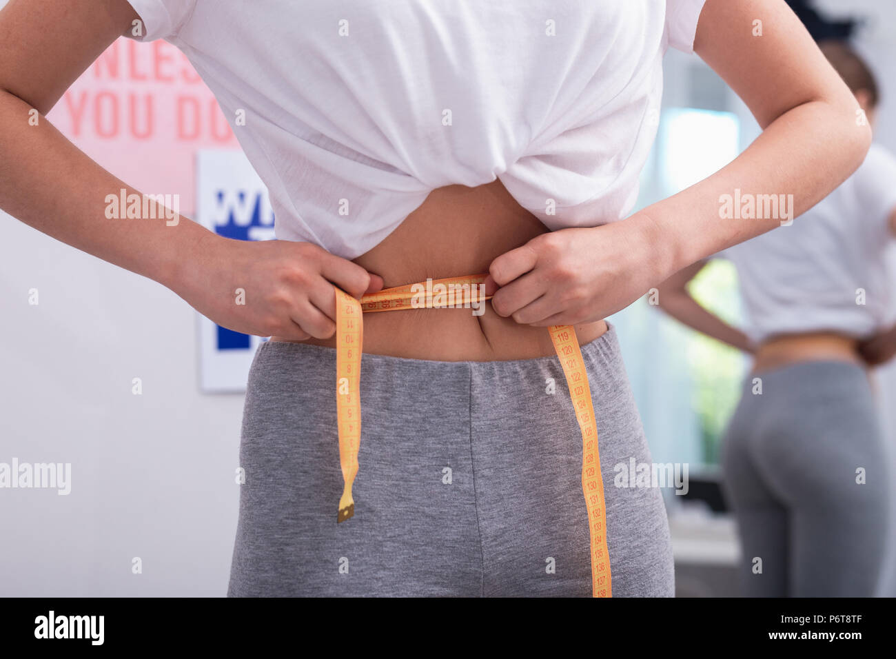 Glatte weibliche Hände Fälschung Taillenumfang Stockfoto