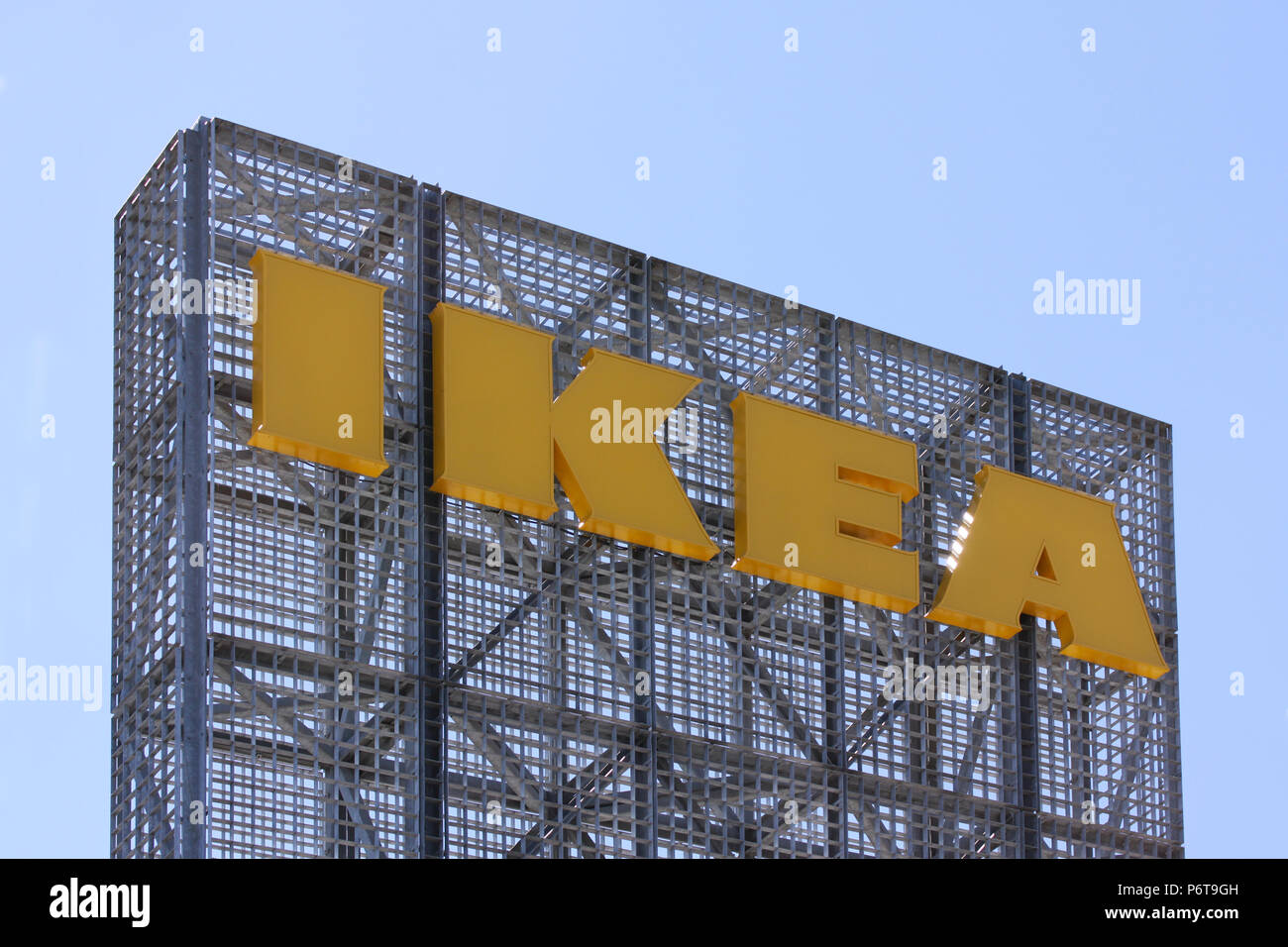 Kopenhagen, Dänemark - Juli 2, 2018: IKEA Logo Typ auf pylons von IKEA-Markt vor einem blauen Himmel. Möbel von Ikea ist der größte Einzelhändler der Welt Stockfoto