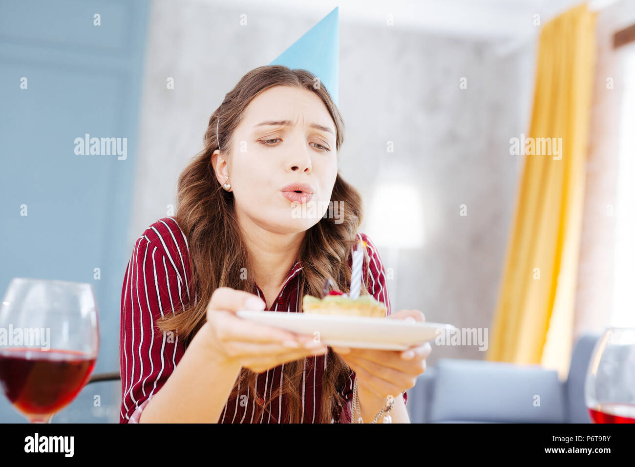 Frau Gefühl im Mund an ihrem Geburtstag Stockfoto