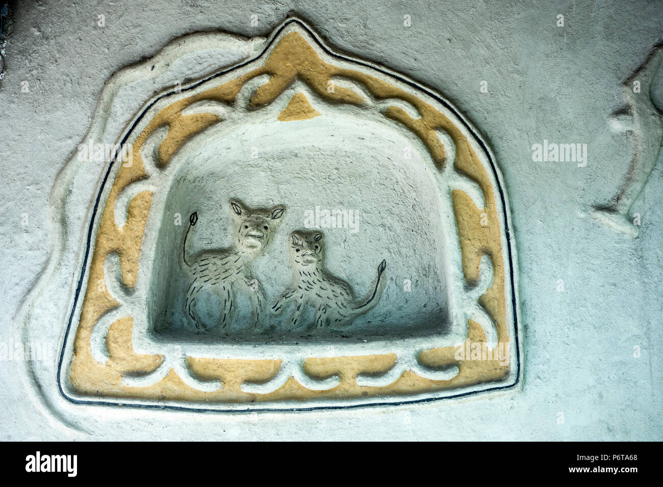 Tierische Dekoration auf Wand der Gond Hütte von mandla Distrikt in der Nationalen Crafts Museum, Neu-Delhi, Delhi, Indien Stockfoto