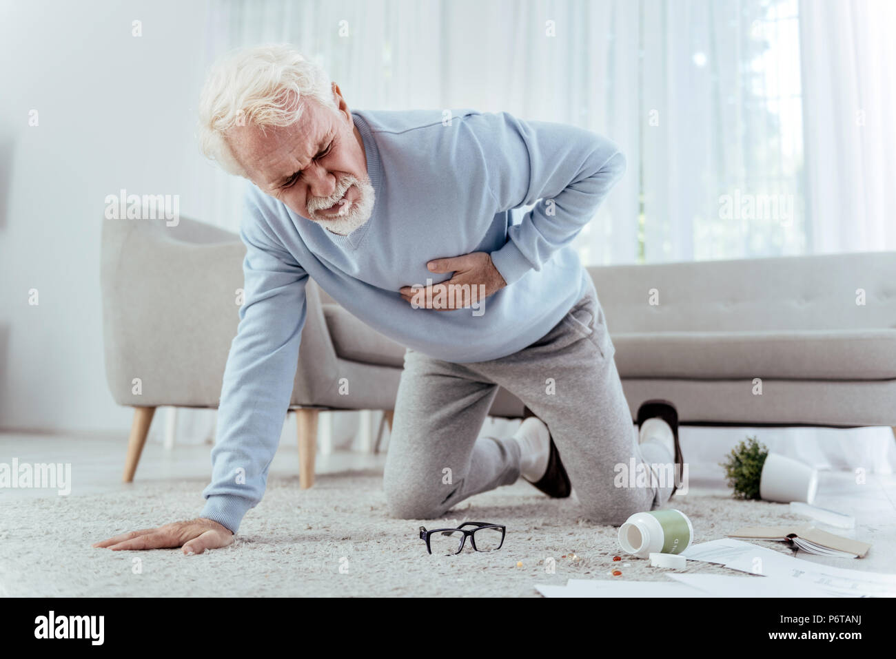 Kranken älteren Menschen fallen von Herzinfarkt Stockfoto