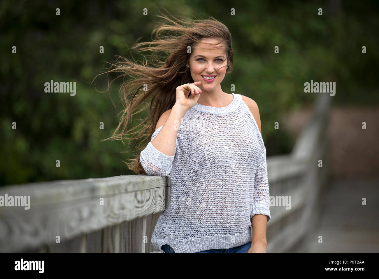 Eine junge Frau stellt auf einer Promenade an einem State Park im südlichsten Georgien. Stockfoto