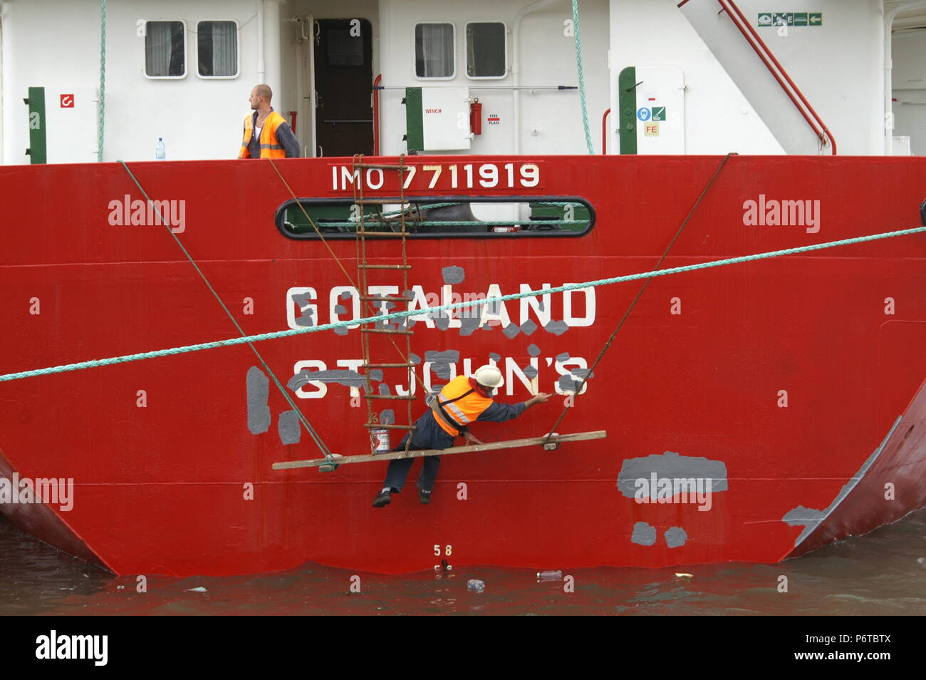 Industrielle Maler Malerei cargo Schiff im Dock Stockfoto