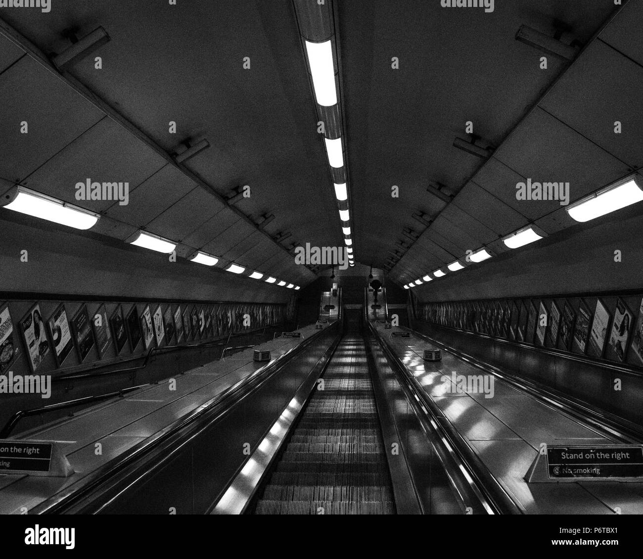 Die Londoner U-Bahn Fahrtreppen, B&W Stockfoto