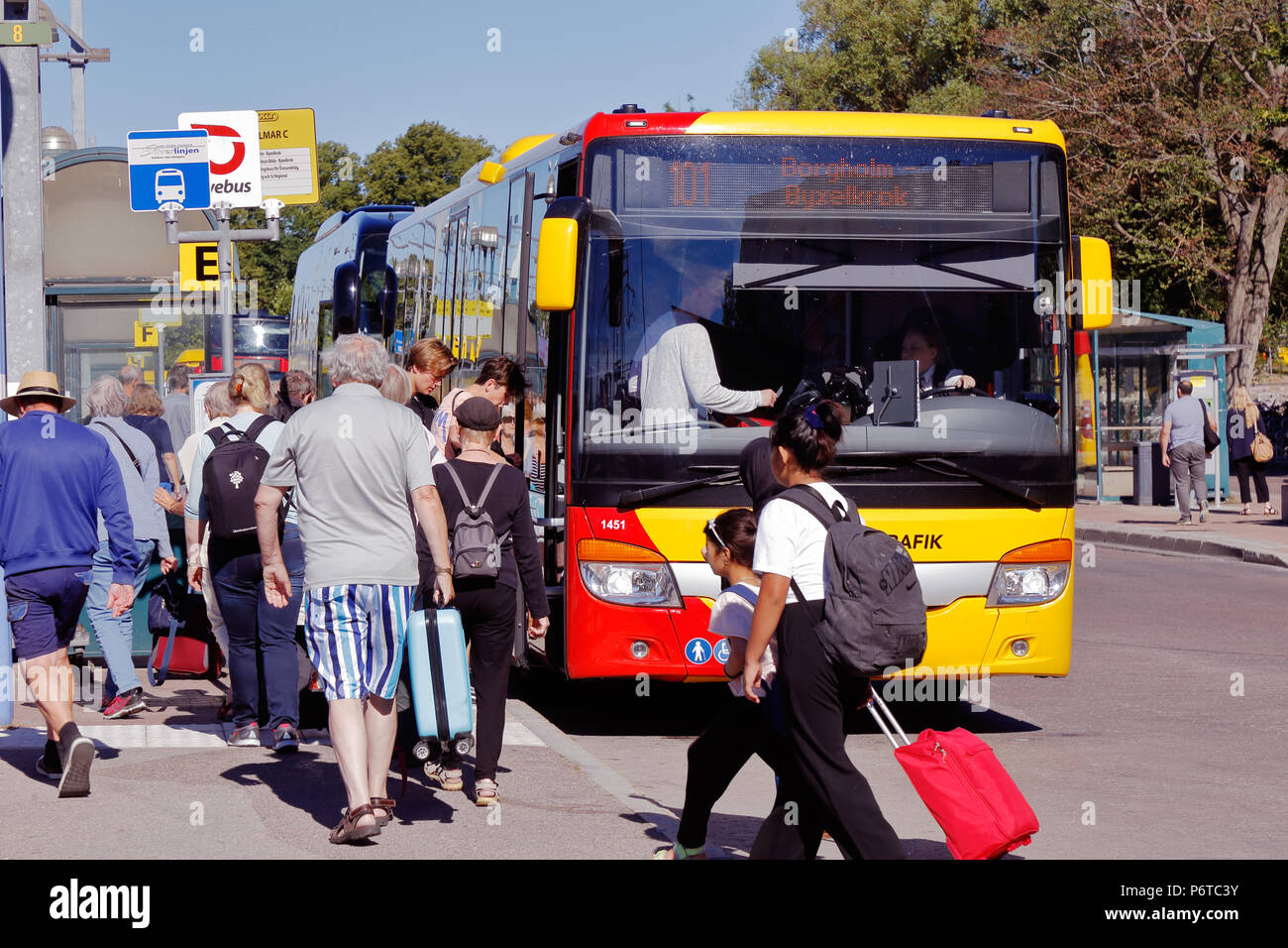 Kalmar, Schweden - 28. Juni 2018: die Passagiere am Hauptbahnhof, in die öffentliche Verkehrsmittel Bus mit Ziel Virserum über Borgholm o Stockfoto