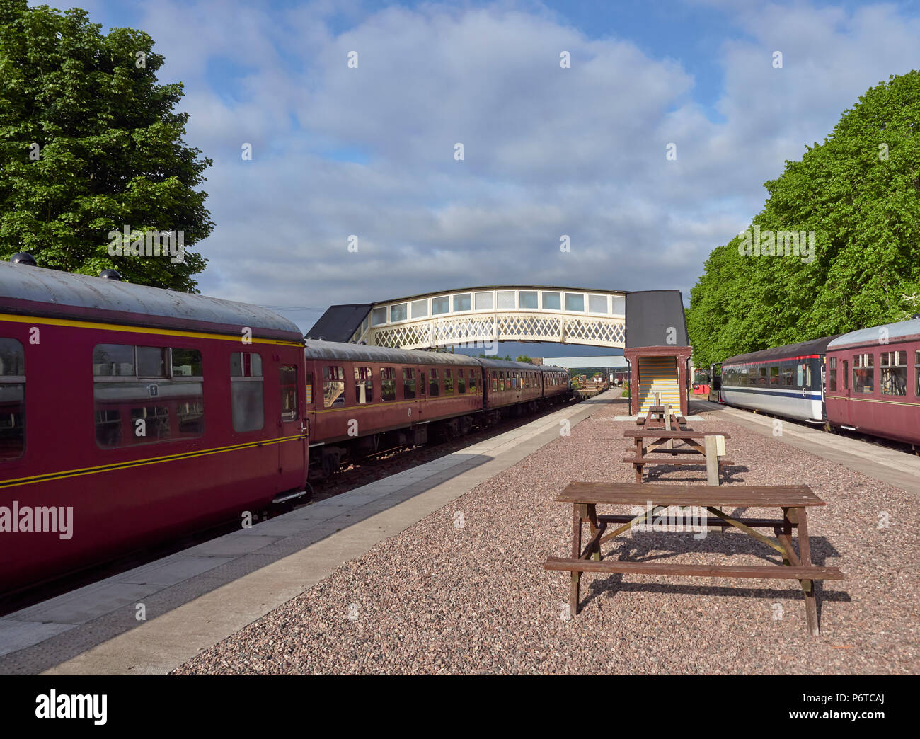 Die Plattformen und Steg des Caledonian Eisenbahnen privat Brücke von Dun Bahnhof in Angus, Schottland. Stockfoto