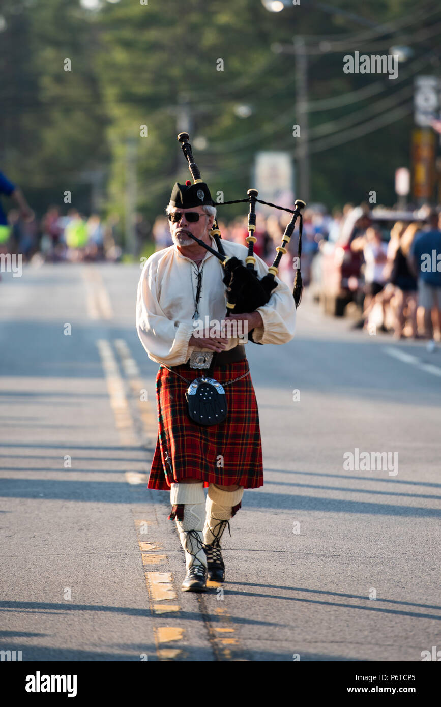 Eine einsame Dudelsackspieler führenden Der 4. Juli Parade in der Spekulant, NY, USA am 30. Juni 2018. Stockfoto