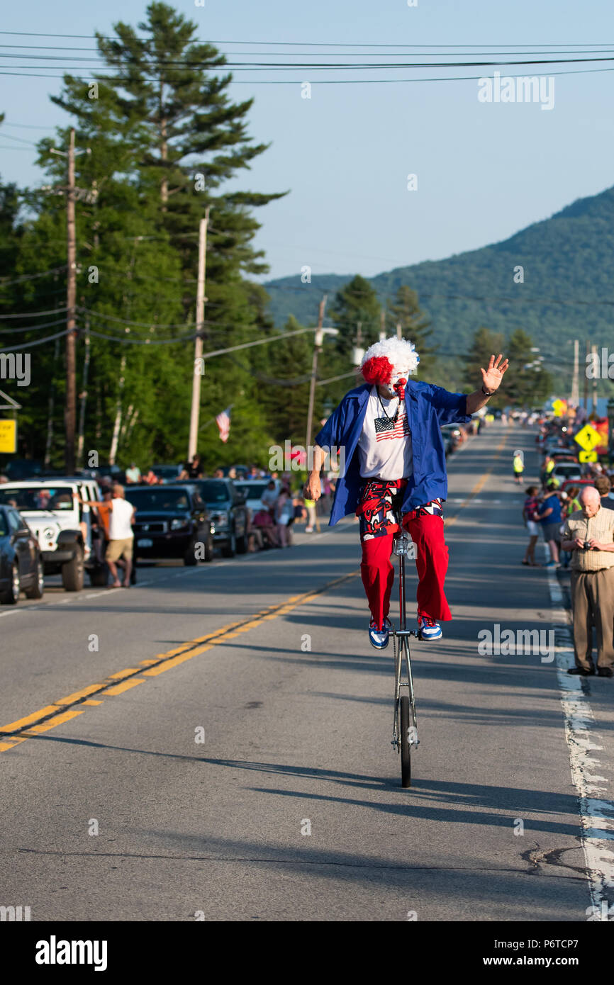 Happy clown, gekleidet in den Farben Rot, Weiß und Blau Einrad fahren in der 4. Juli Parade am 30. Juni statt, in der Spekulant, NY, USA 2018 Stockfoto